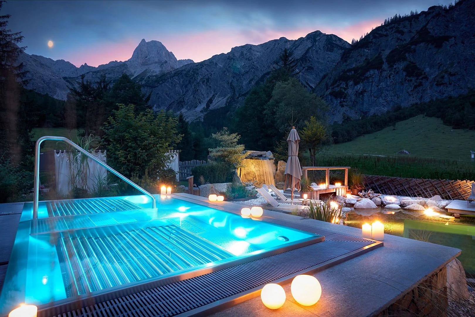 Pool am Abend mit Bergkulisse
