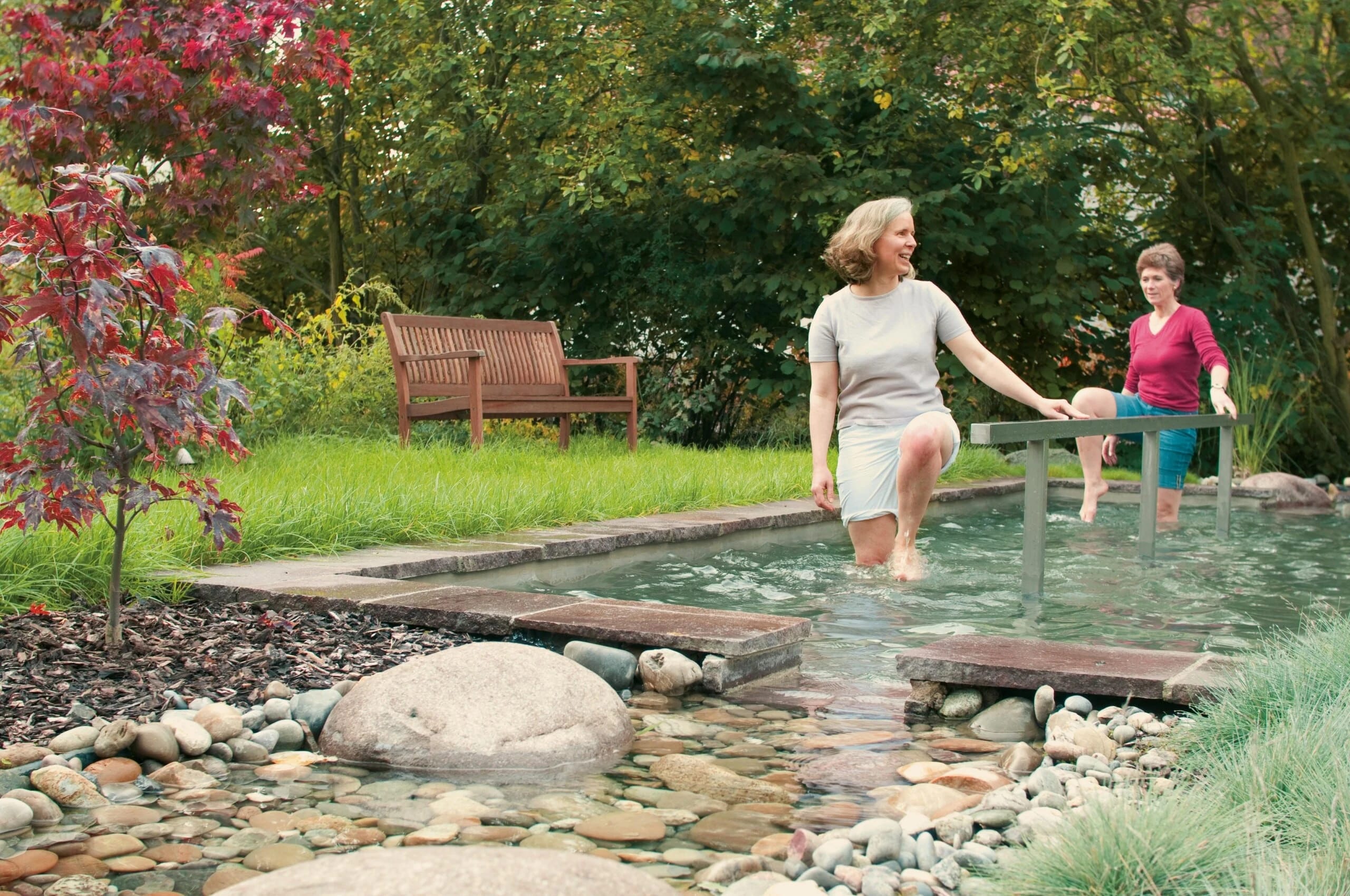 Kneipp-Wassertretbecken im Garten