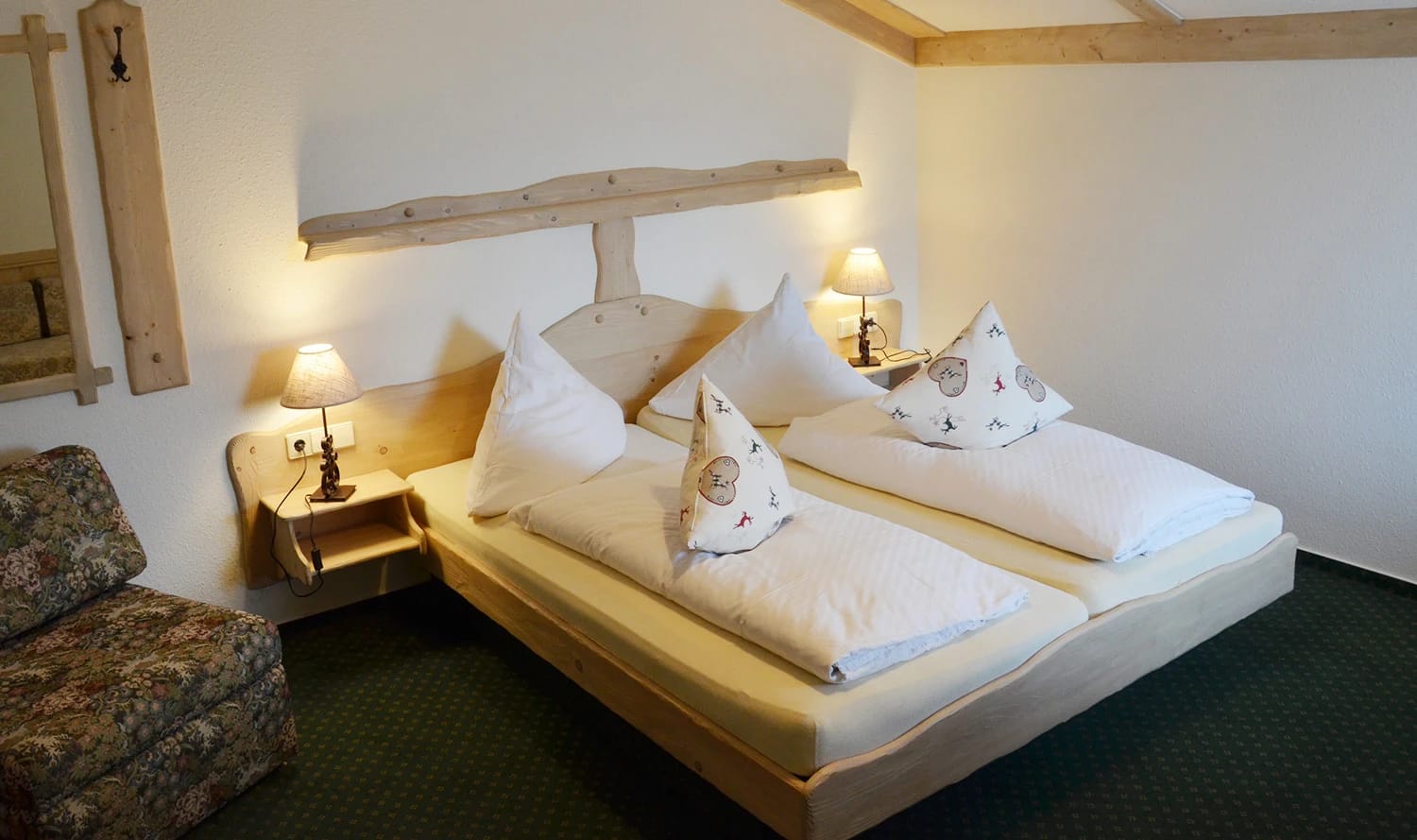 Zimmer mit Doppelbett, Sitzecke und Fenster mit Ausblick