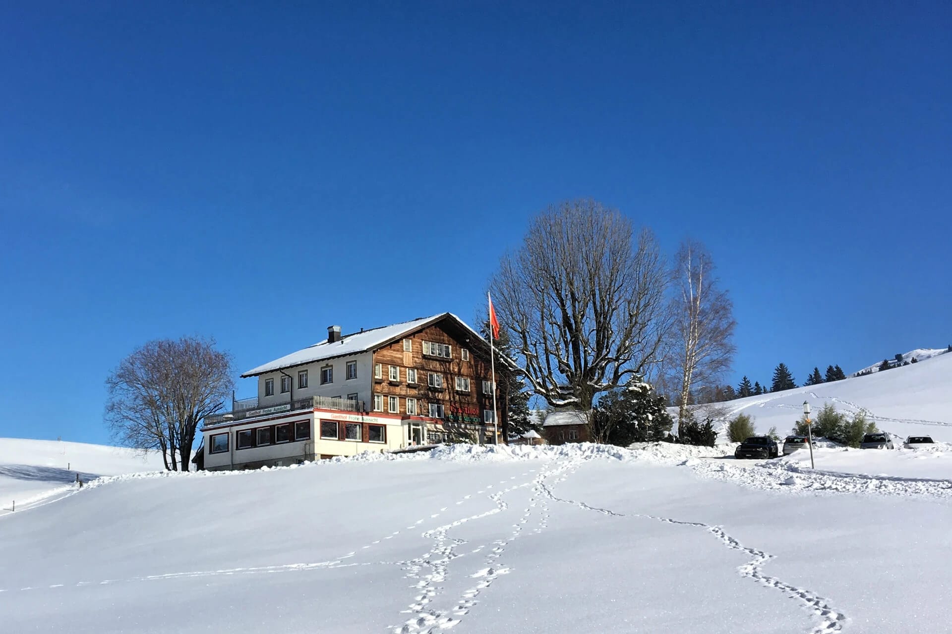 Das Haus im Winter mit Schnee und blauem Himmel