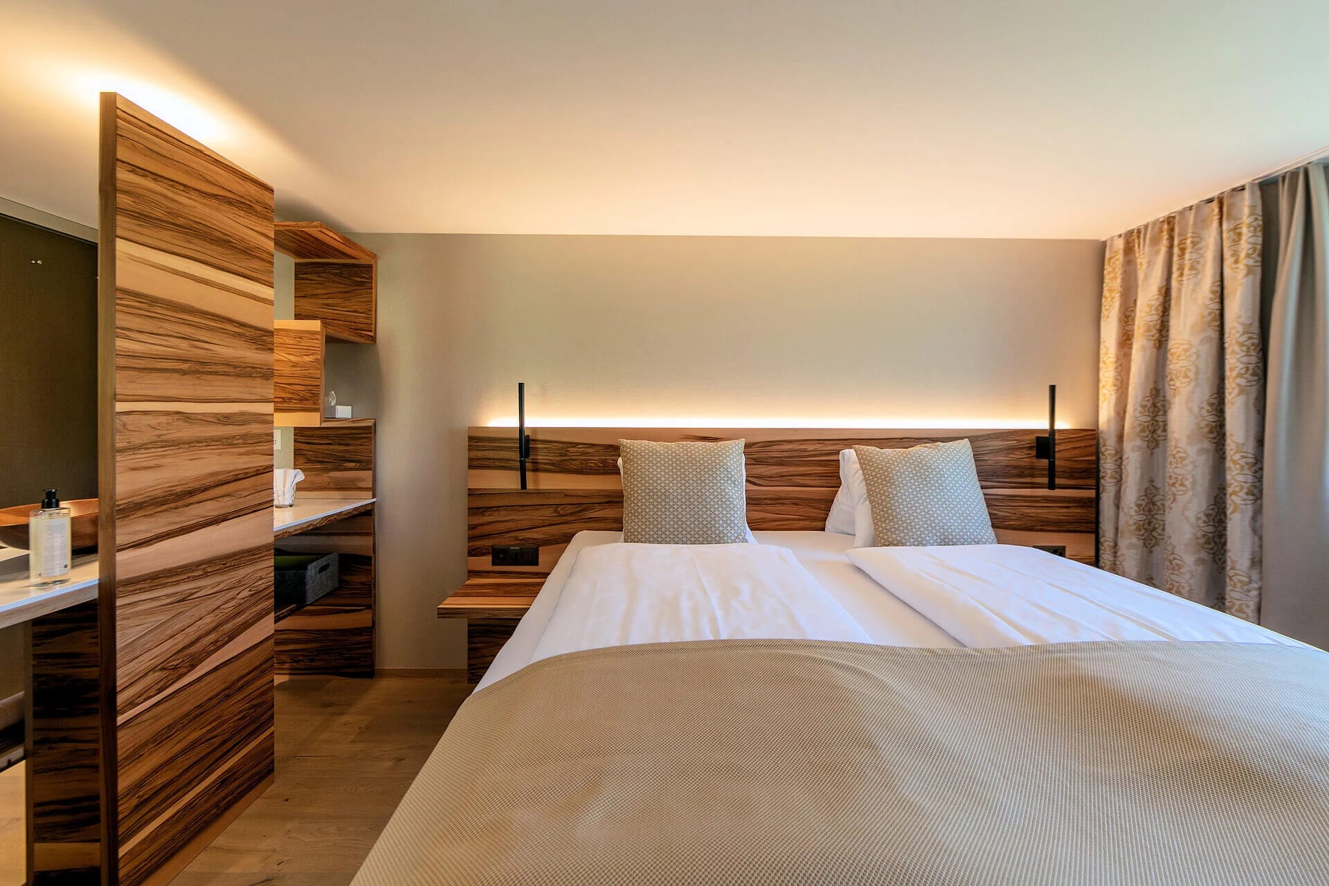 Modernes Doppelzimmer mit Nussbaumholz und Doppelbett