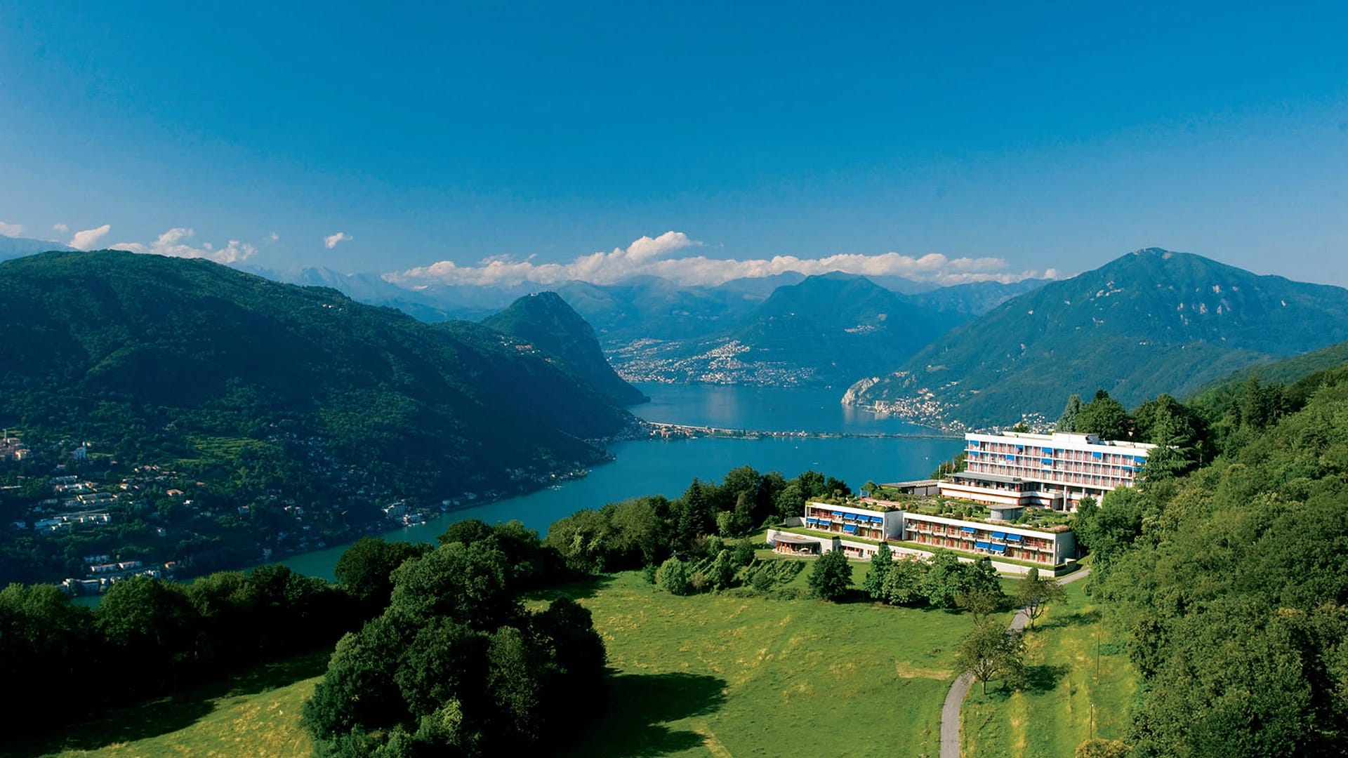 Das Hotel am bewaldeten Berghang mit Blick über den Luganersee