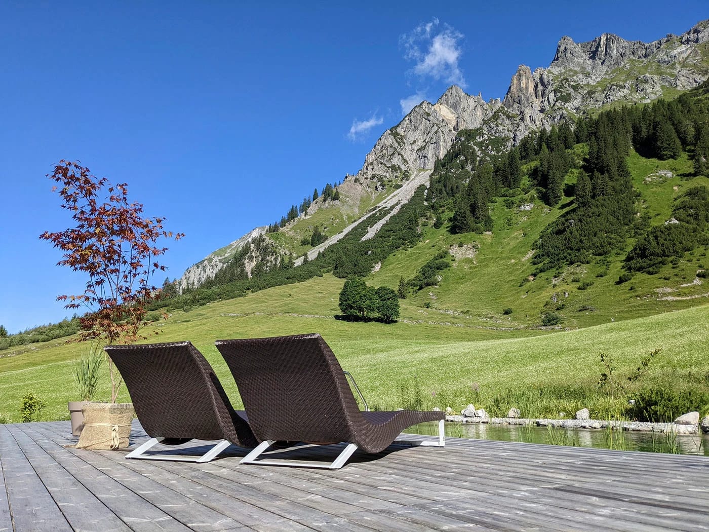 Sonnenterrasse mit Liegestühlen und Blick auf die Berge
