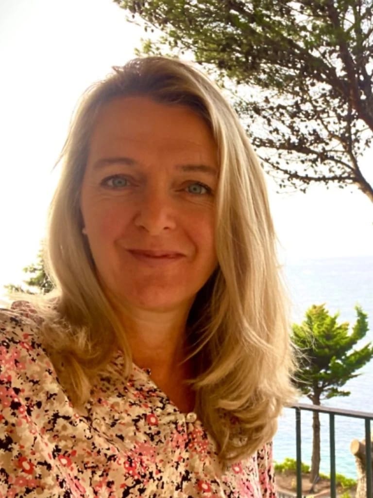 Porträt von Anja Paulduro mit Meerblick im Hintergrund