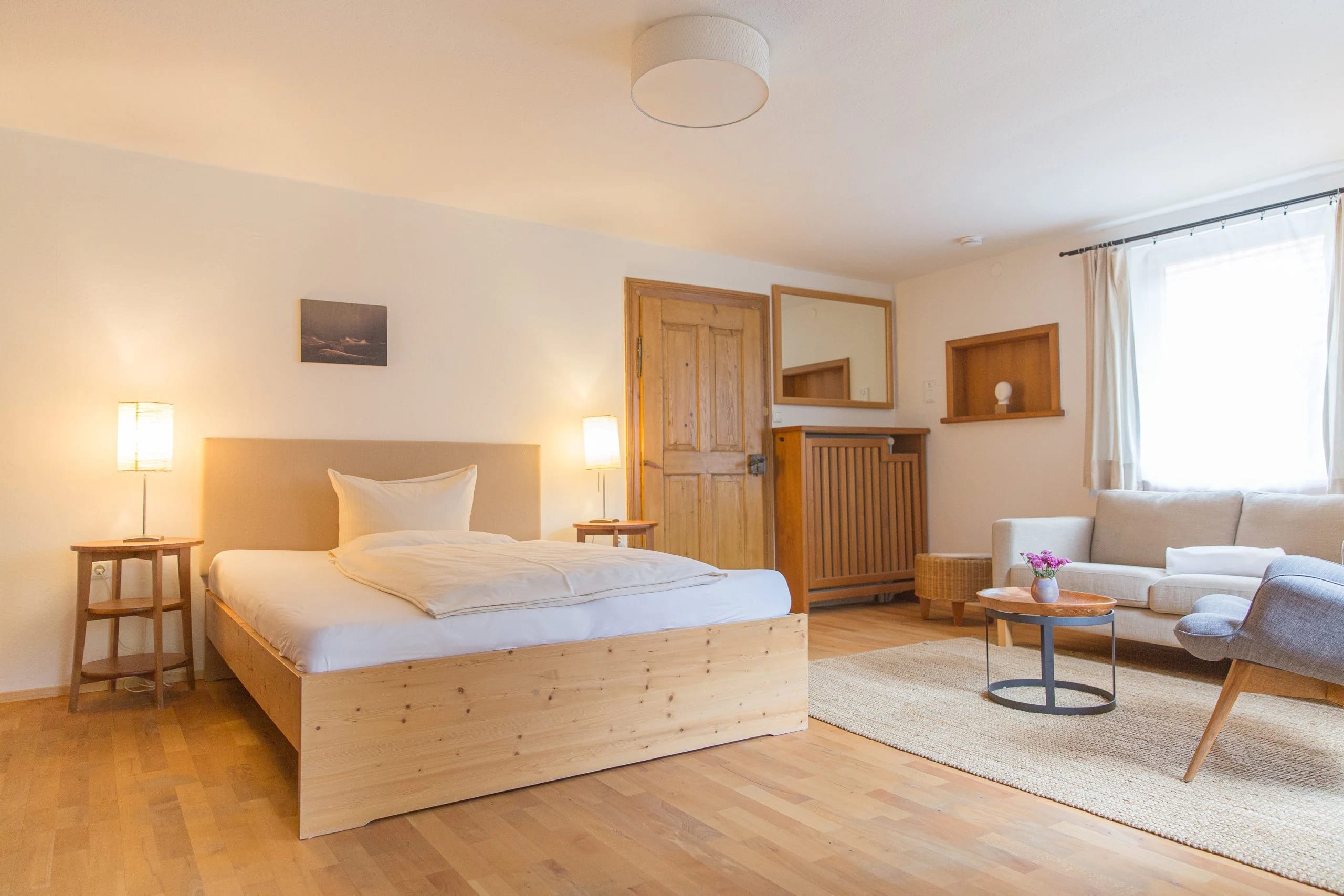 Helles Apartment mit Holzbett, Sofa und Sitzecke
