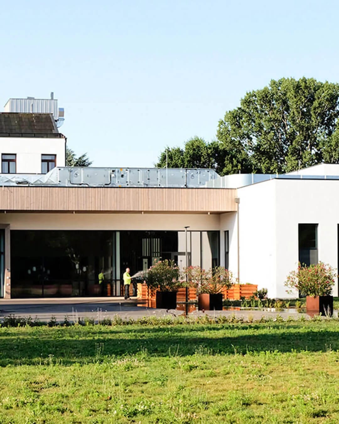 Außenansicht des Kurhauses Marienkron mit Rasen und Bäumen