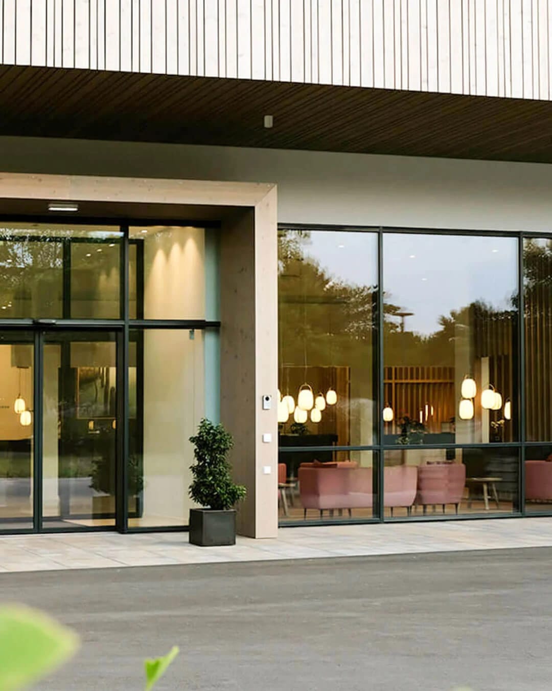Haupteingang des Hauses mit Glasfront und Empfangsbereich im Hintergrund