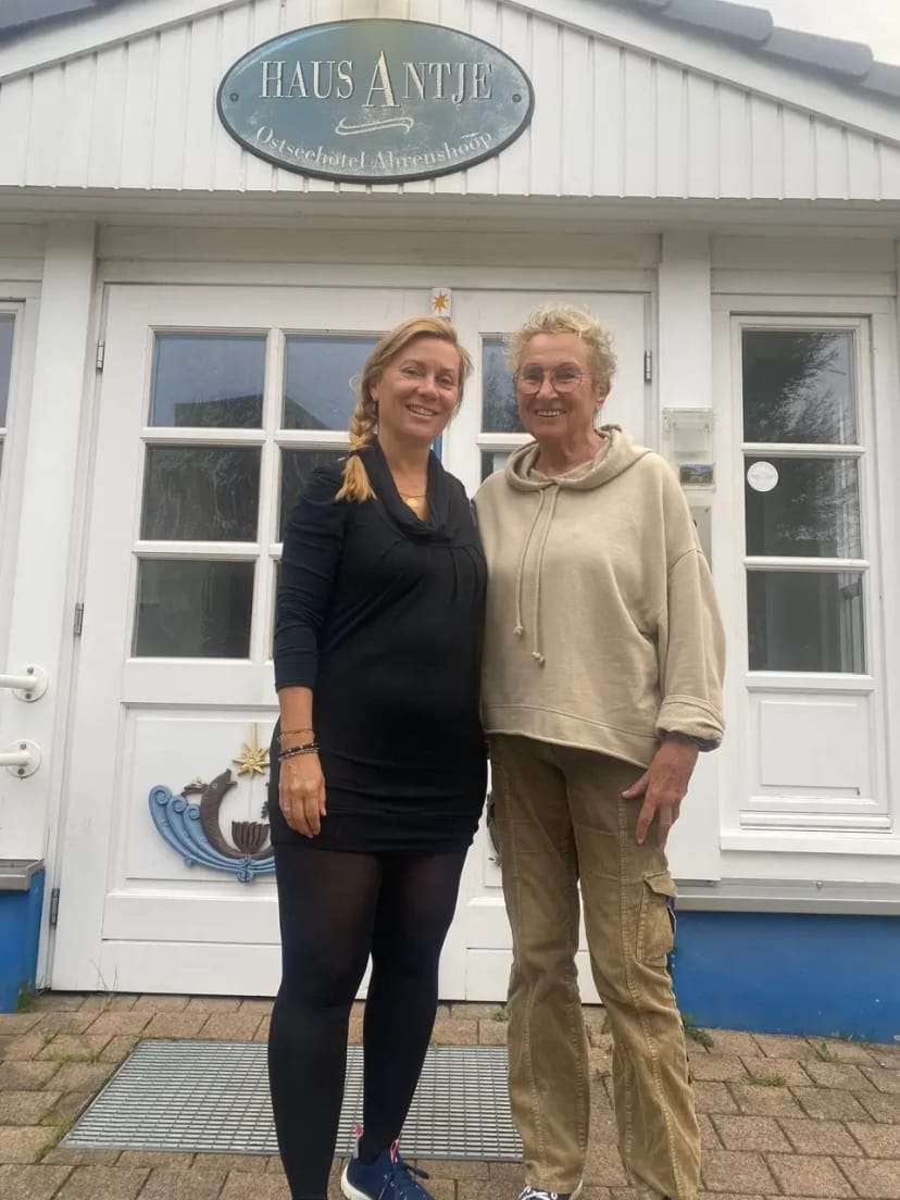 Brigitta Balás und eine Begleiterin vor dem Eingang des Hotels Haus Antje in Ahrenshoop