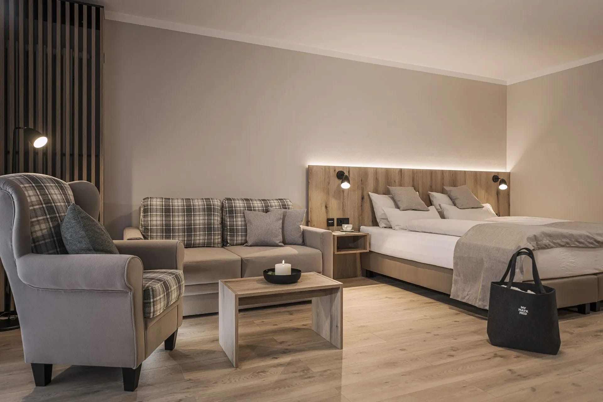 Junior Suite mit Doppelbett, Sofa, zwei Sesseln und Couchtisch