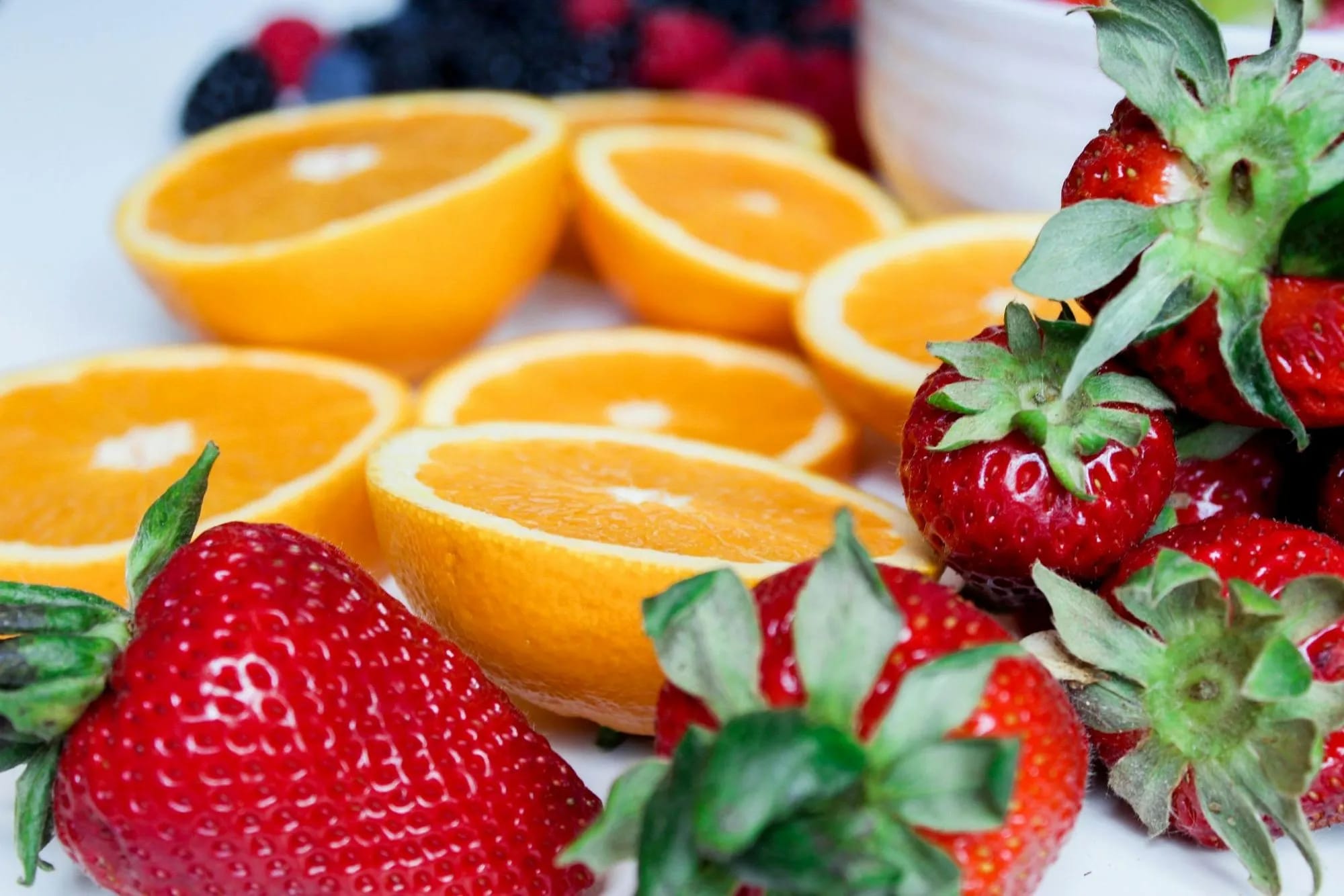 Frisches Obst mit Orangen und Erdbeeren