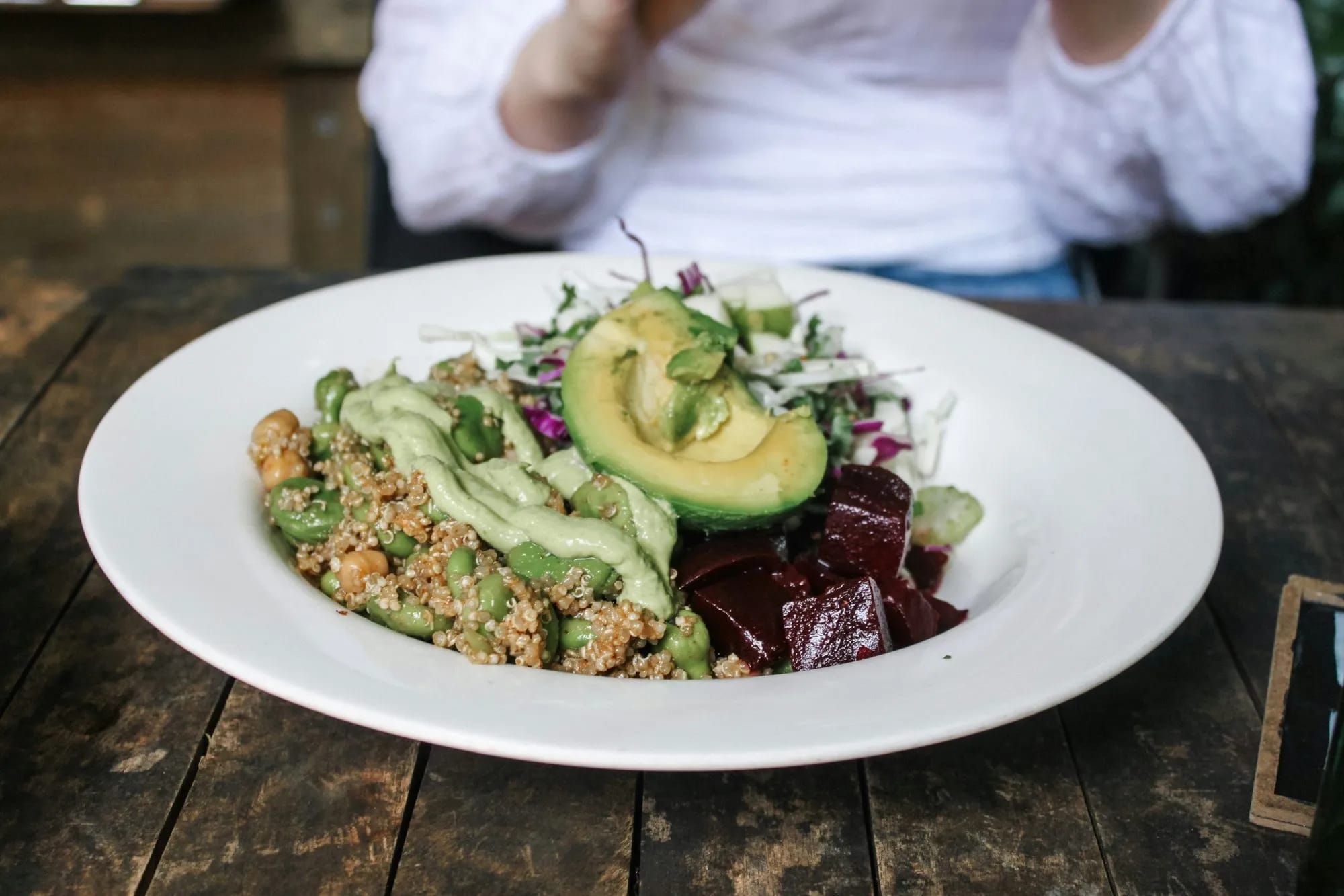 Gesunder Salat mit Avocado und Quinoa