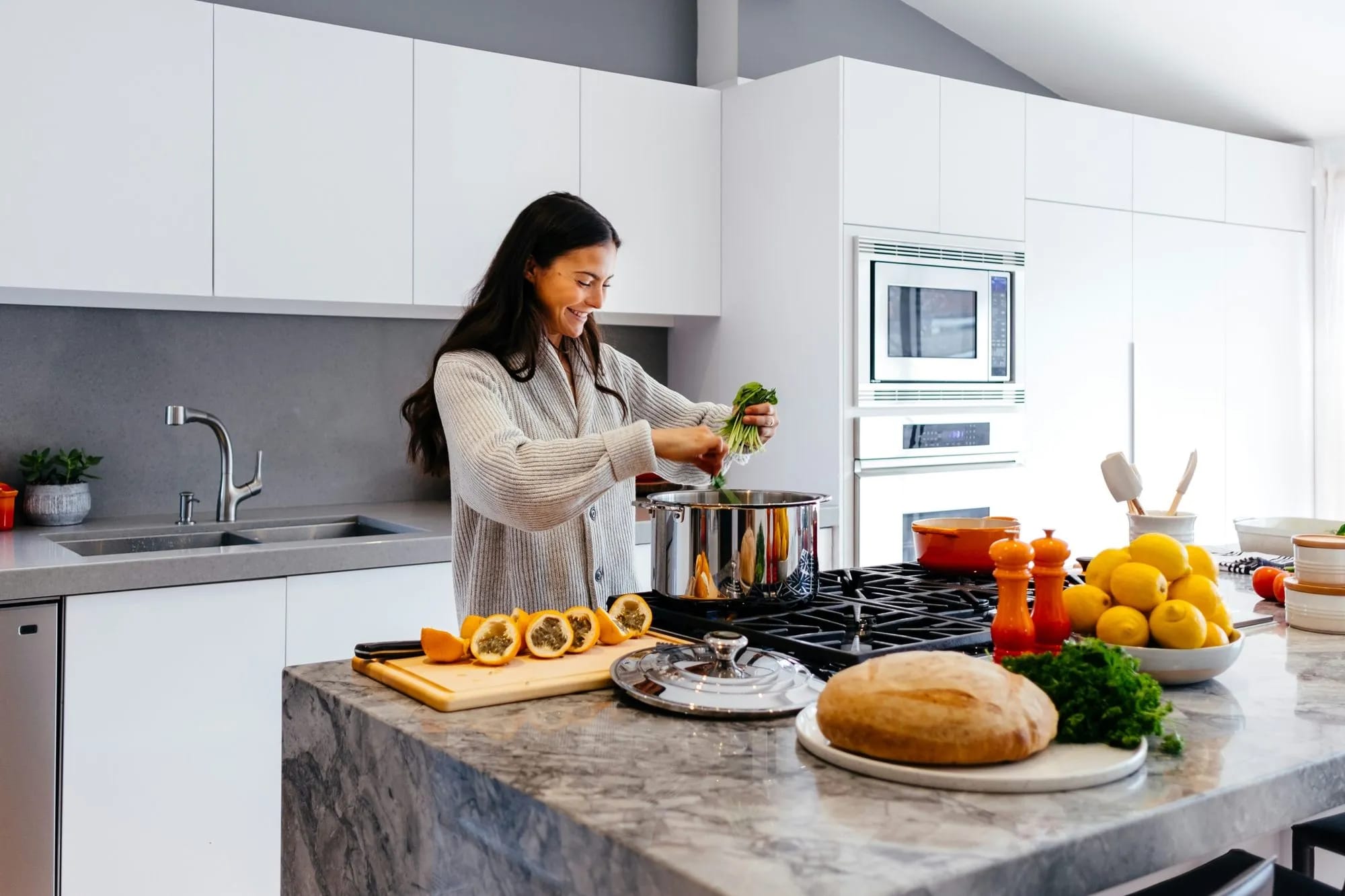 Frau kocht gesund in der Küche