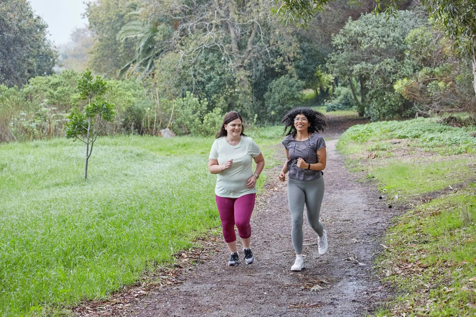Zwei Frauen joggen in der Natur