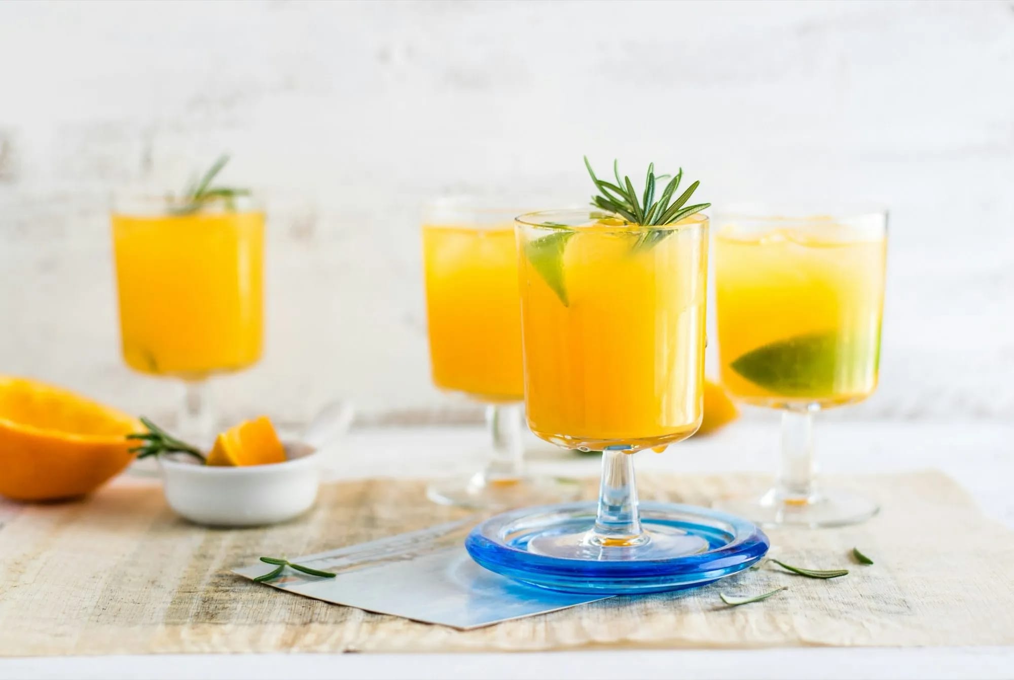 Erfrischende Getränke mit Orange und Rosmarin