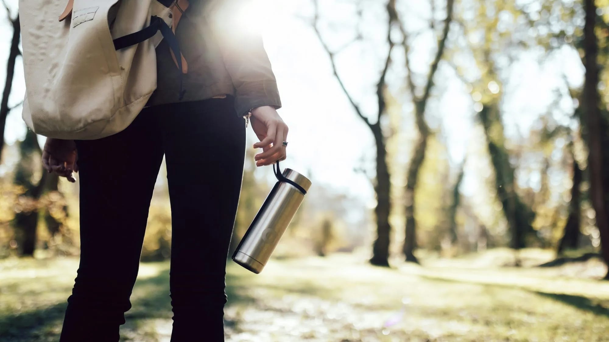 Spaziergang im Wald mit Trinkflasche