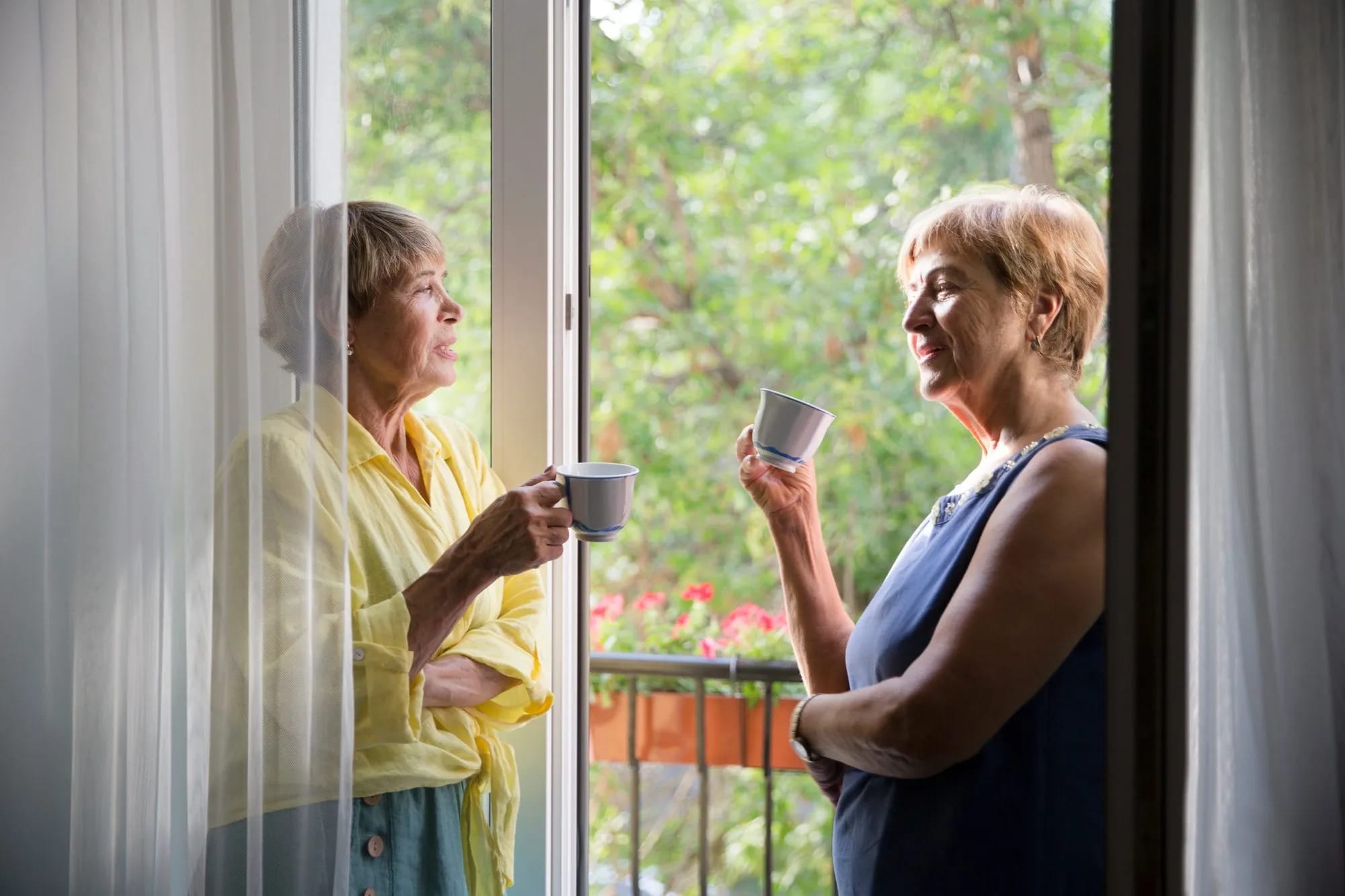 Zwei Frauen mit Tee am Fenster
