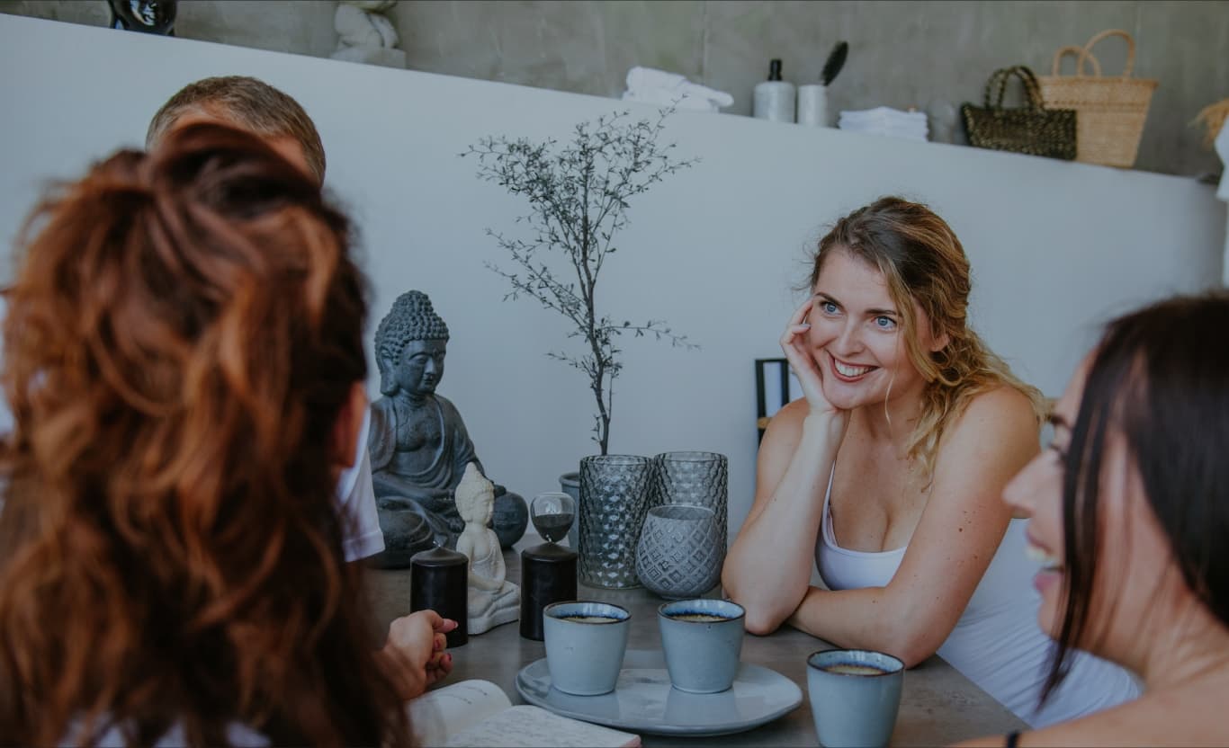 Eine Runde von Frauen unterhält sich während einer Tasse Tee