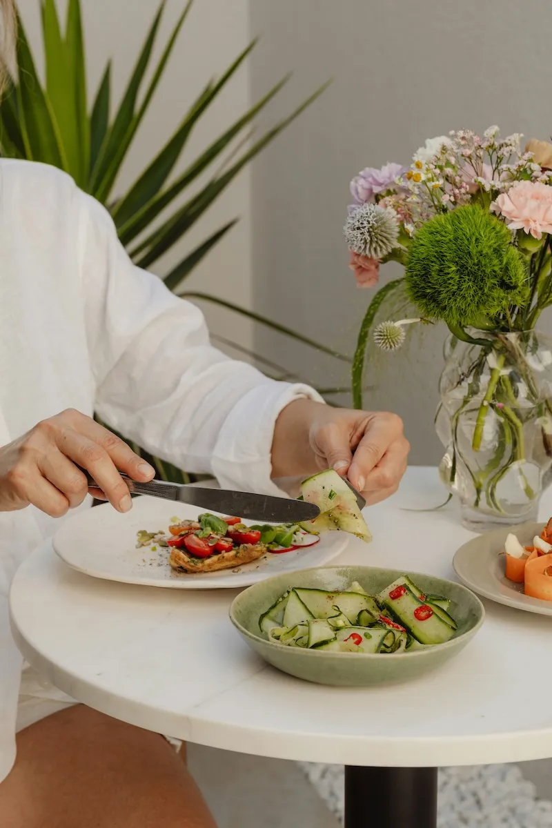Person isst gesundes Essen
